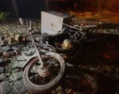 Homem é preso após atear fogo em motocicleta de entregador na Bahia