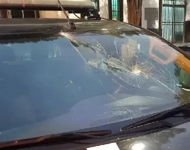 Para-brisa da viatura ficou destruído