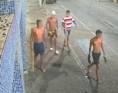Jovens foram flagrados por uma câmera de segurança