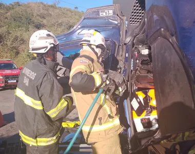 Bombeiros resgatam homem que ficou preso às ferragens de caminhão na BR-101