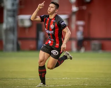 Osvaldo, atacante do Vitória