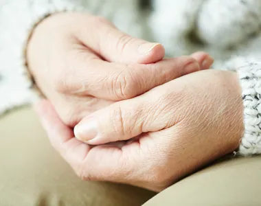 Mulher ficou bastante machucada após o crime