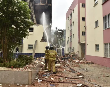 Manhã intensa de combate ao fogo em prédio no Stiep