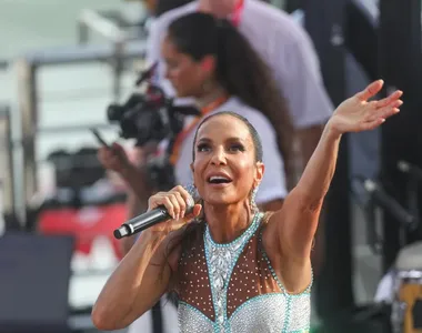 Cantora comentou sobre o machucado com o público