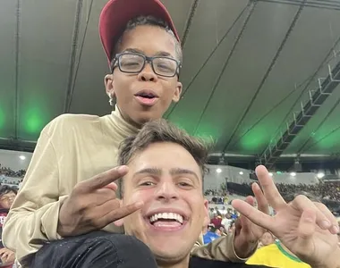 Boca de 09, em cima, e Jon Vlogs