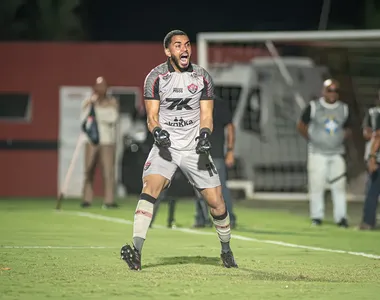Goleiro Lucas Arcanjo em disputa de pênaltis pelo Vitória