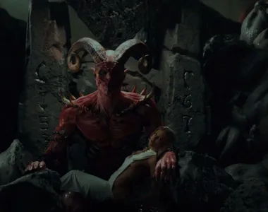 Luísa Sonza simula estar no colo do Diabo em novo clipe