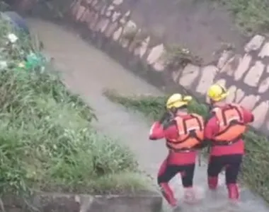 Mulher tentava sair do carro quando foi puxada pela enxurrada