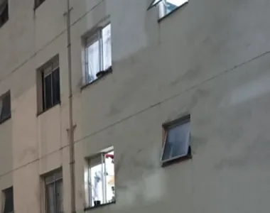 Apartamento em que mulher se jogou