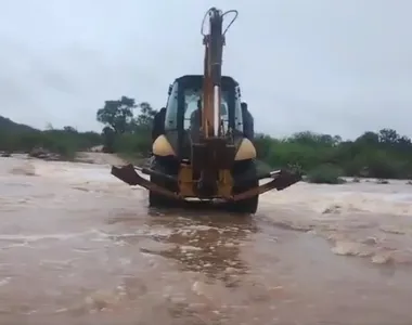 Rio que corta o povoado transbordou