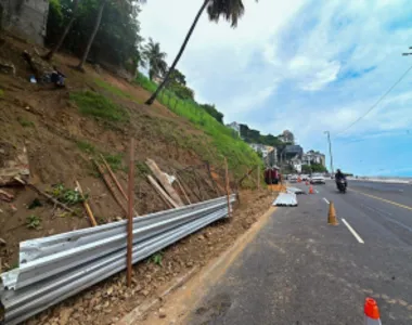 Uma faixa está interditada