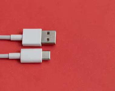 Paciente teria usado um cabo de carregador de celular