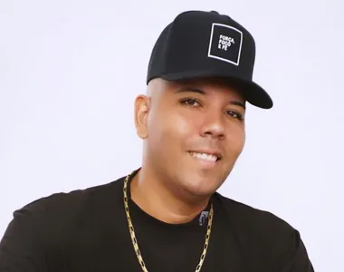 Cantor e compositor Raffa Sants