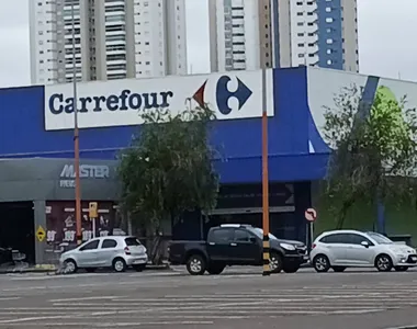 Homem nu invadiu hipermercado Carrefour do Shopping Campo Grande