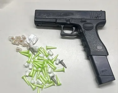 Simulacro e drogas foram apreendidos