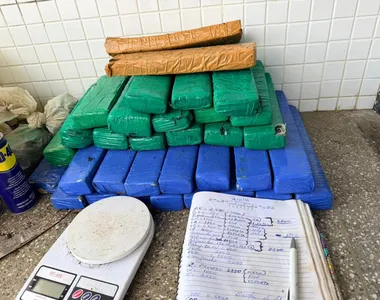 Foram apreendidos 40 tabletes de maconha, uma balança de precisão e um caderno com anotações do grupo criminoso