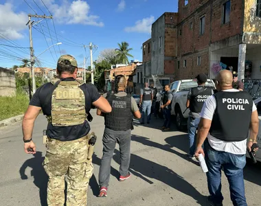 Policiais buscam indentificar e localizar os envolvidos