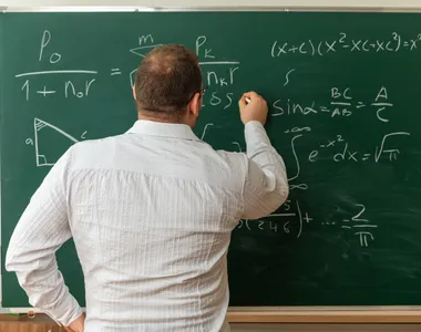 Professor é condenado por comentário sobre peito de aluna