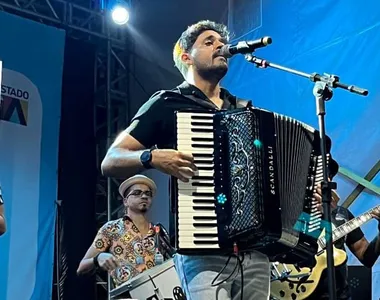 Rafael é cantor e compositor
