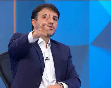Candidato afirmou que emissora esta jogando o jogo de "Flávio Bolsonaro"