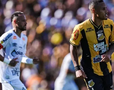 Zagueiro Patrick marcando Neymar