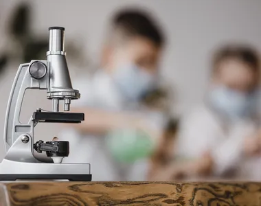 Os sintomas incluem diarreia, febre e dores abdominais