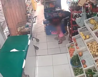 Câmera flagrou homem se aproximando de uma menina de 2 anos