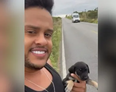 Cantor Thiago Aquino resgata cachorro na Bahia