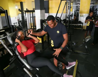 Instrutor indica melhor forma de fazer o exercício