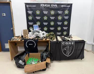 Com eles, foram apreendidos um fuzil, uma pistola, carregadores, munições, rádios comunicadores e roupas camufladas