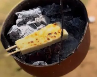 Turista paga mais de R$ 4 mil por espetinhos de queijo coalho na Barra
