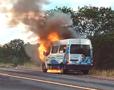 Fogo se alastrou rapidamente pela van