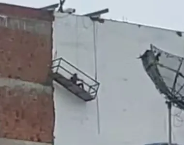 Vídeo gravado por testemunha mostra o trabalhador aguardando socorro