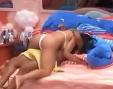 Jordana subiu em Marciele em cima da cama