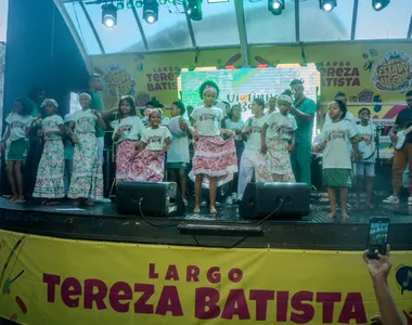 Criançada do projeto no palco