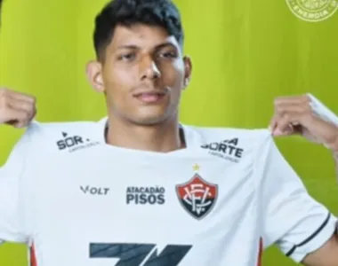 Zé Vitor, volante de 25 anos