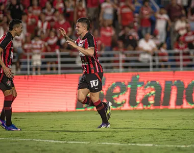 Renato Kayzer e Erick comemorando gol contra o CRB