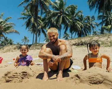 Zé Felipe leva os filhos para a praia em Salvador e fãs apontam provocação contra Virginia Fonseca