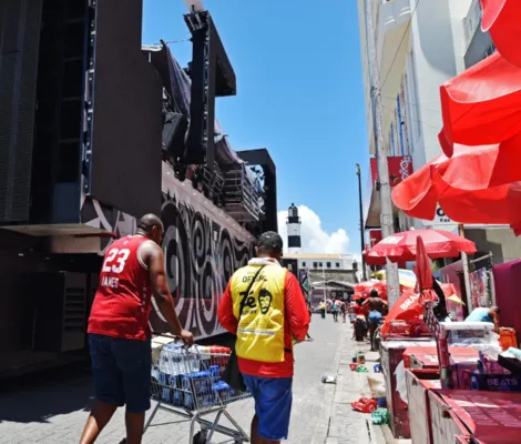 Imagem ilustrativa da imagem Adeus e estreia: ambulantes encerram folia com sentimentos diferentes
