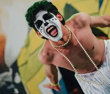 Imagem ilustrativa da imagem Assista: estudante de Salvador interpreta Ney Matogrosso na Sapucaí