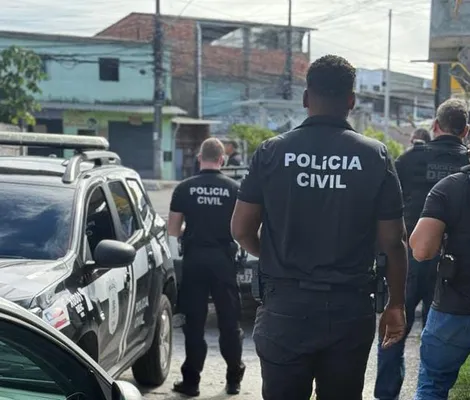 Imagem ilustrativa da imagem Homem é pego no pulo vendendo abadás a "preço de banana"; veja