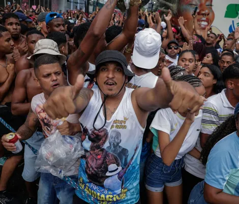 Imagem ilustrativa da imagem Oração e aplausos para PMs: confira o que rolou na Pipoca do Kannário