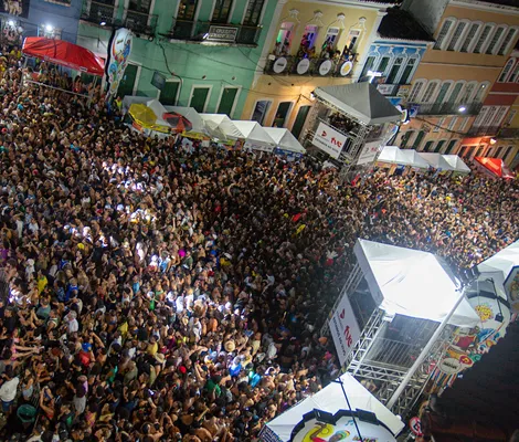 Imagem ilustrativa da imagem Pelourinho reúne 600 mil foliões no Carnaval e bate recorde