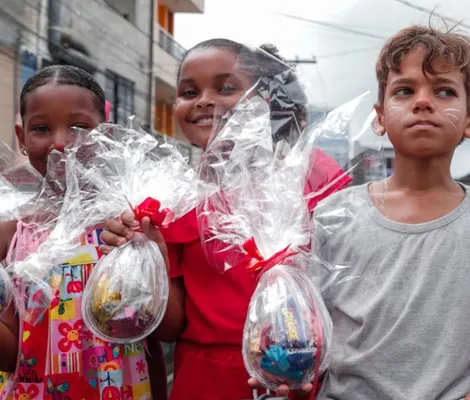 Imagem ilustrativa da imagem Ação de Páscoa distribui mais de 900 caixas de chocolate no Cabula