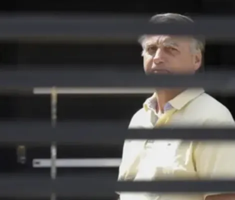 Imagem ilustrativa da imagem Bolsonaro passa mal e volta ao hospital; saiba o motivo