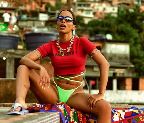 Imagem ilustrativa da imagem Cantora baiana confirma gravação com Anitta; saiba quem é