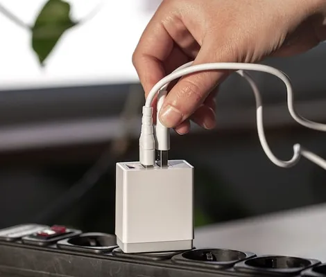 Imagem ilustrativa da imagem Carregador na tomada sem usar? Hábito pode trazer risco em casa