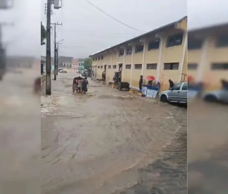 Imagem ilustrativa da imagem Chuva forte causa enchente e famílias ficam desabrigadas na Bahia