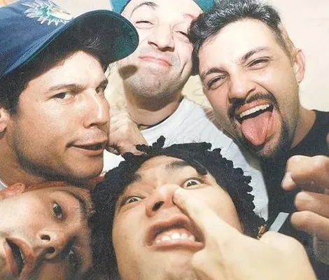 Imagem ilustrativa da imagem Famílias decidem cremar restos mortais dos Mamonas Assassinas