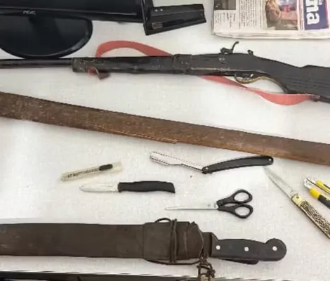 Imagem ilustrativa da imagem Filho é preso após ameaçar e quebrar móveis da casa da mãe